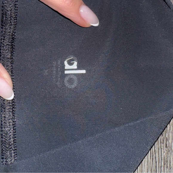 ALO YOGA High-Waist Ripped Warrior Legging Size Medium in Black - Picture 10 of 13